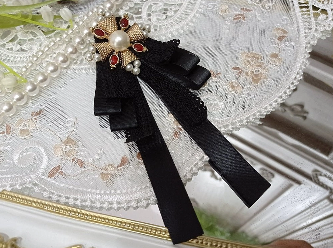 close-up-detail-lolita-brooch-gemstone-setting-metal-frame-pearl-ornament-ribbon-texture-craftsmanship-quality-material