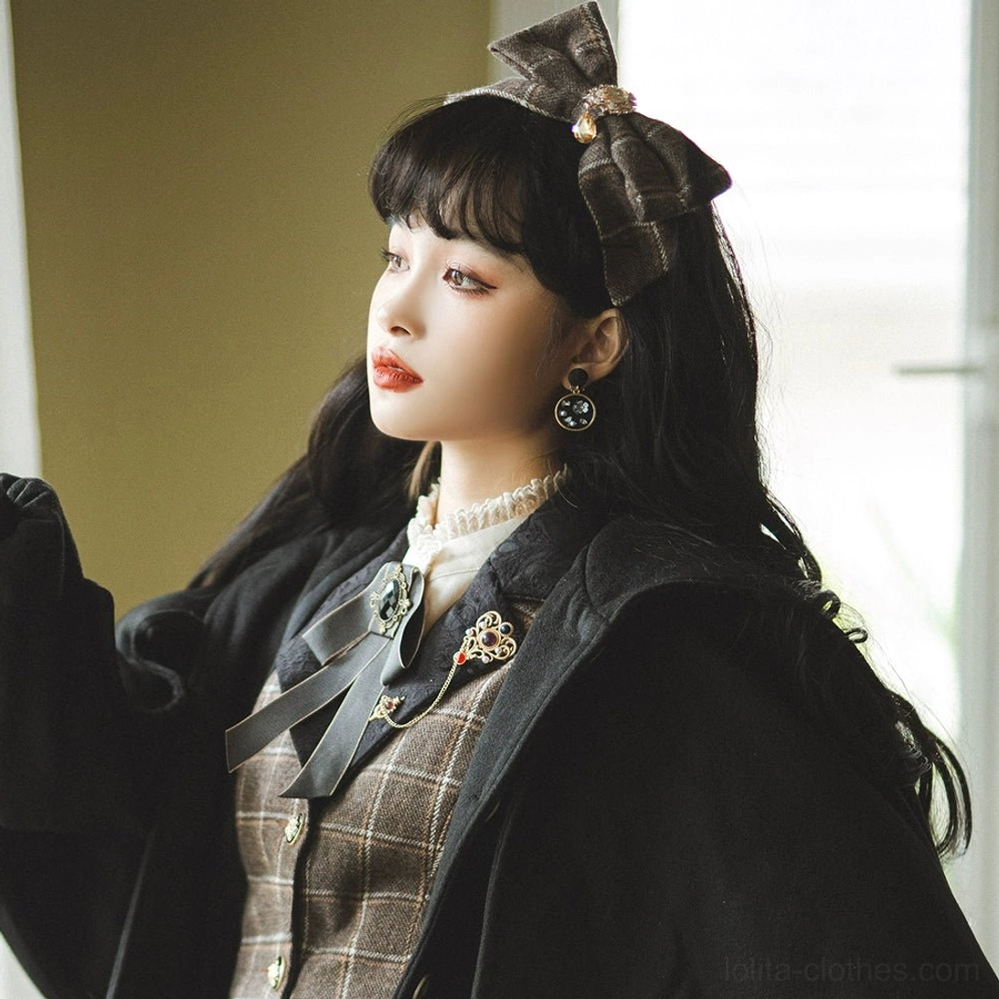 lolita-brooch-size-reference-comparison-scale-dimensional-guide-wearing-on-garment-practical-sizing