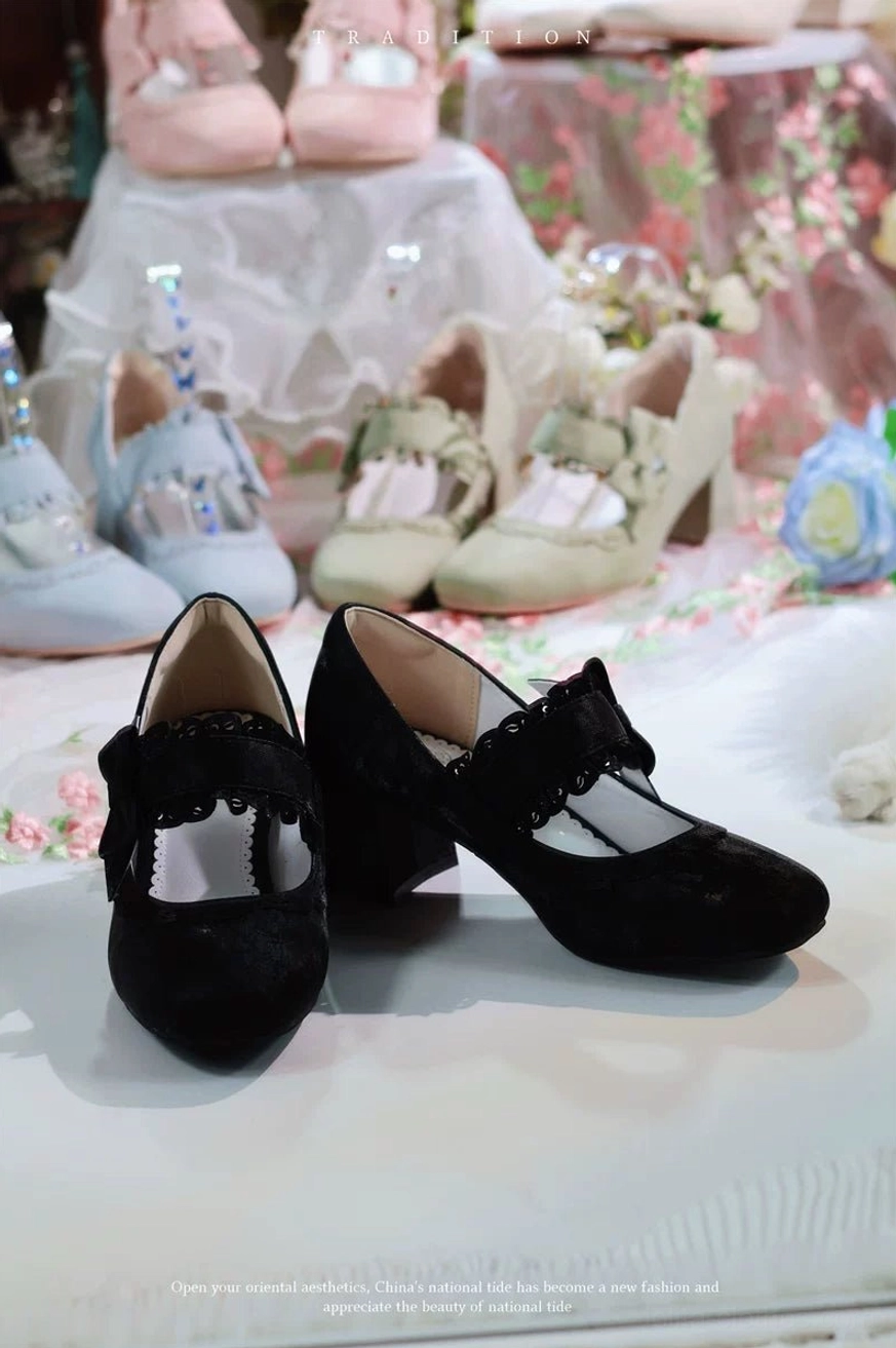 Classic lolita chunky heel mary jane shoes demonstrating comfort features including elastic ankle strap design and arch relaxation support for all-day wearability at events