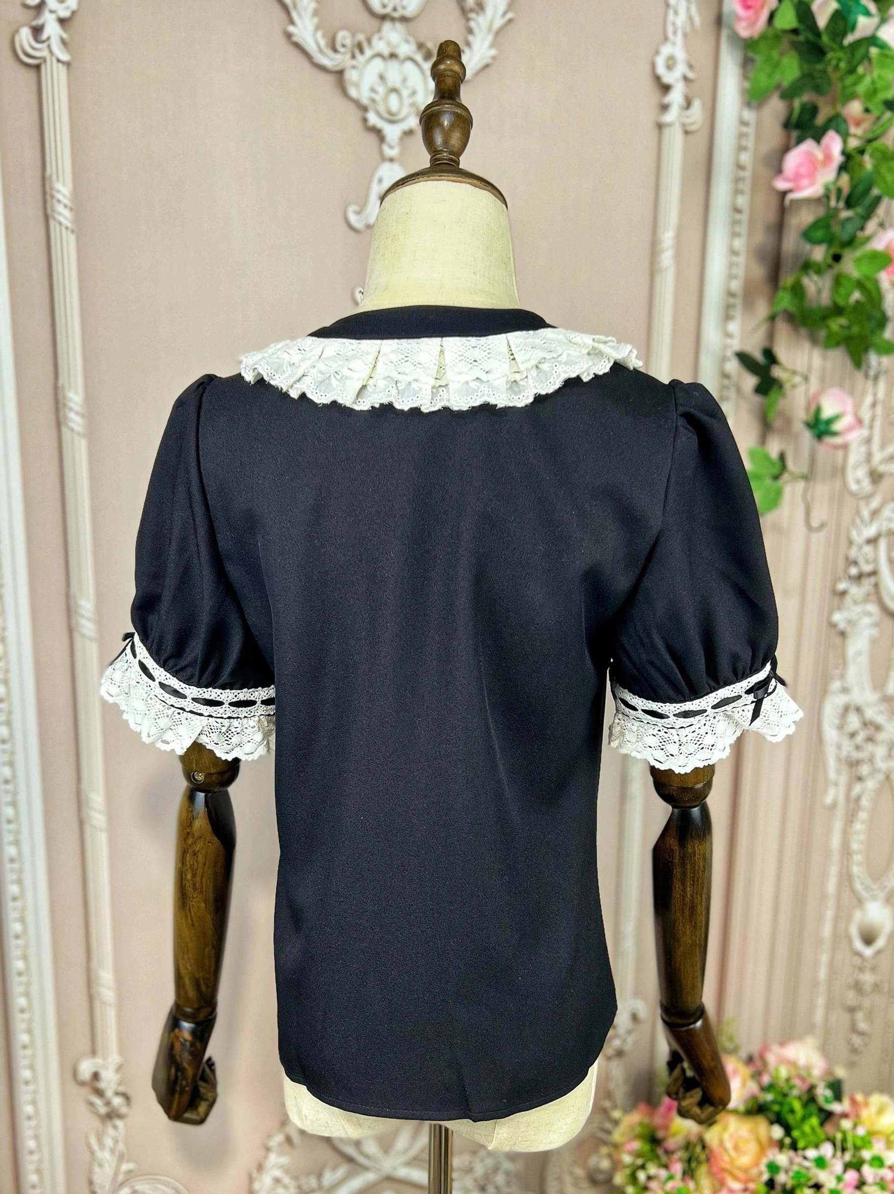 Complete size chart for sweet lolita doll collar blouse showing measurements in centimeters and inches for S M L XL 2XL sizes with fitting guidelines