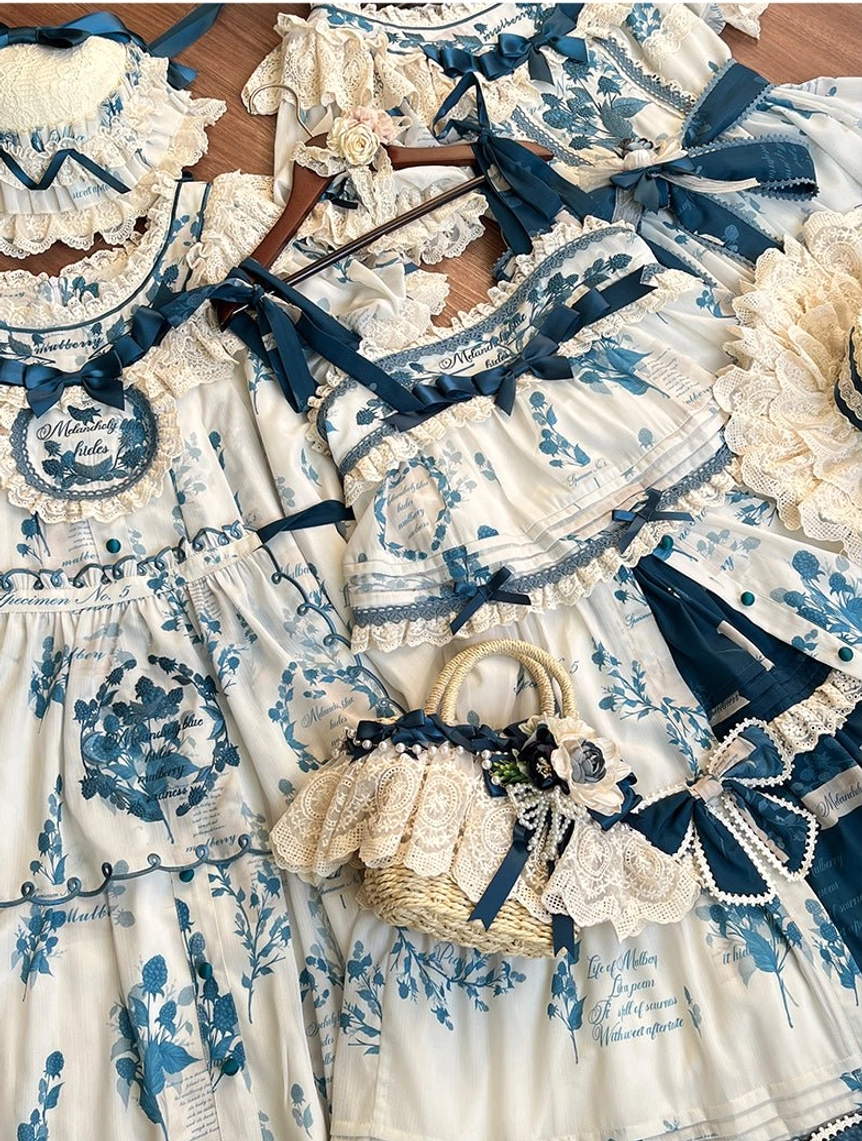 Size comparison layout showing multiple Lolita dress sizing options from S to 4XL with model references for accurate size selection
