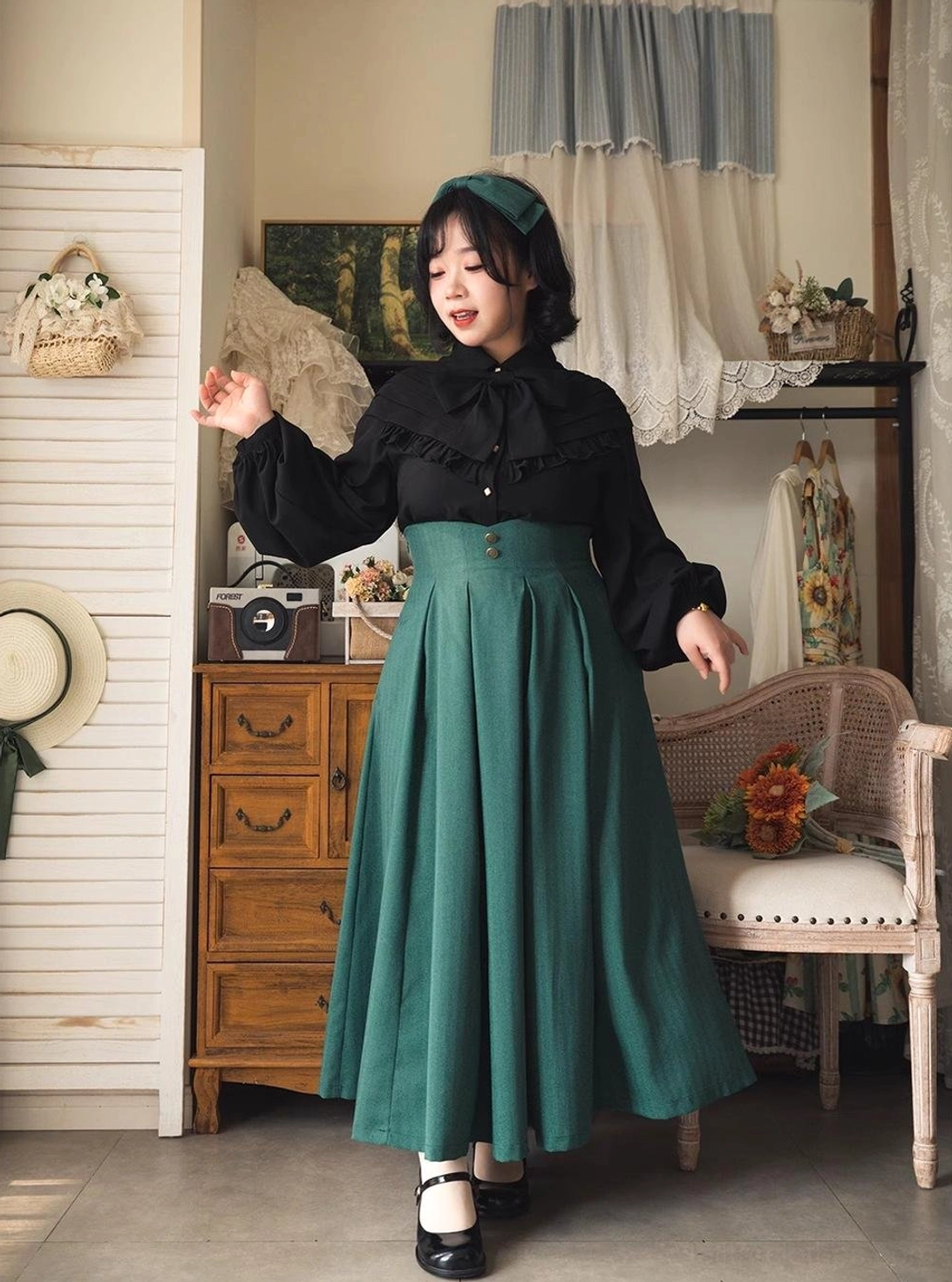 Lolita fashion full outfit teal blue pleated skirt high-waist black ruffled blouse Mary Jane shoes beret
