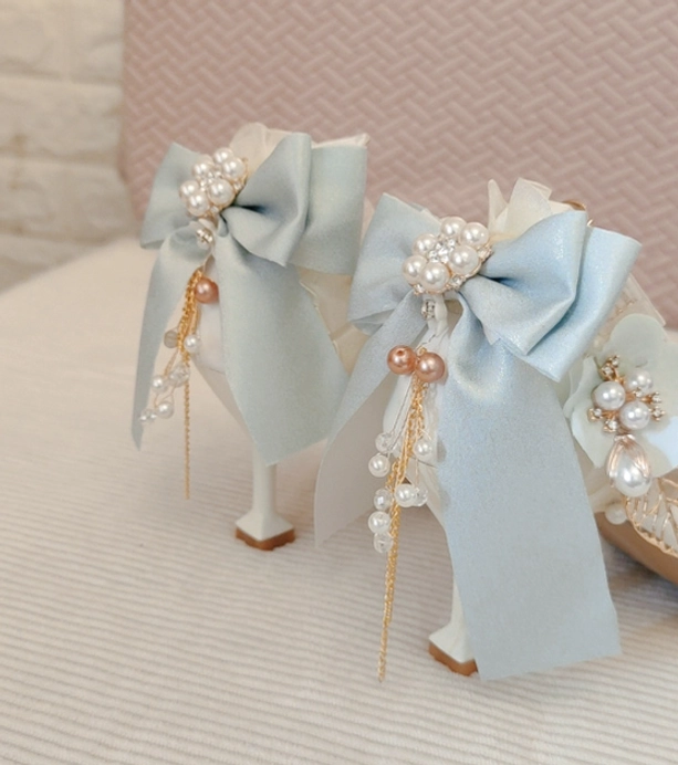 Lolita fashion tea party accessories styling guide pearl necklace blue heels apricot bonnet hat coordinated set