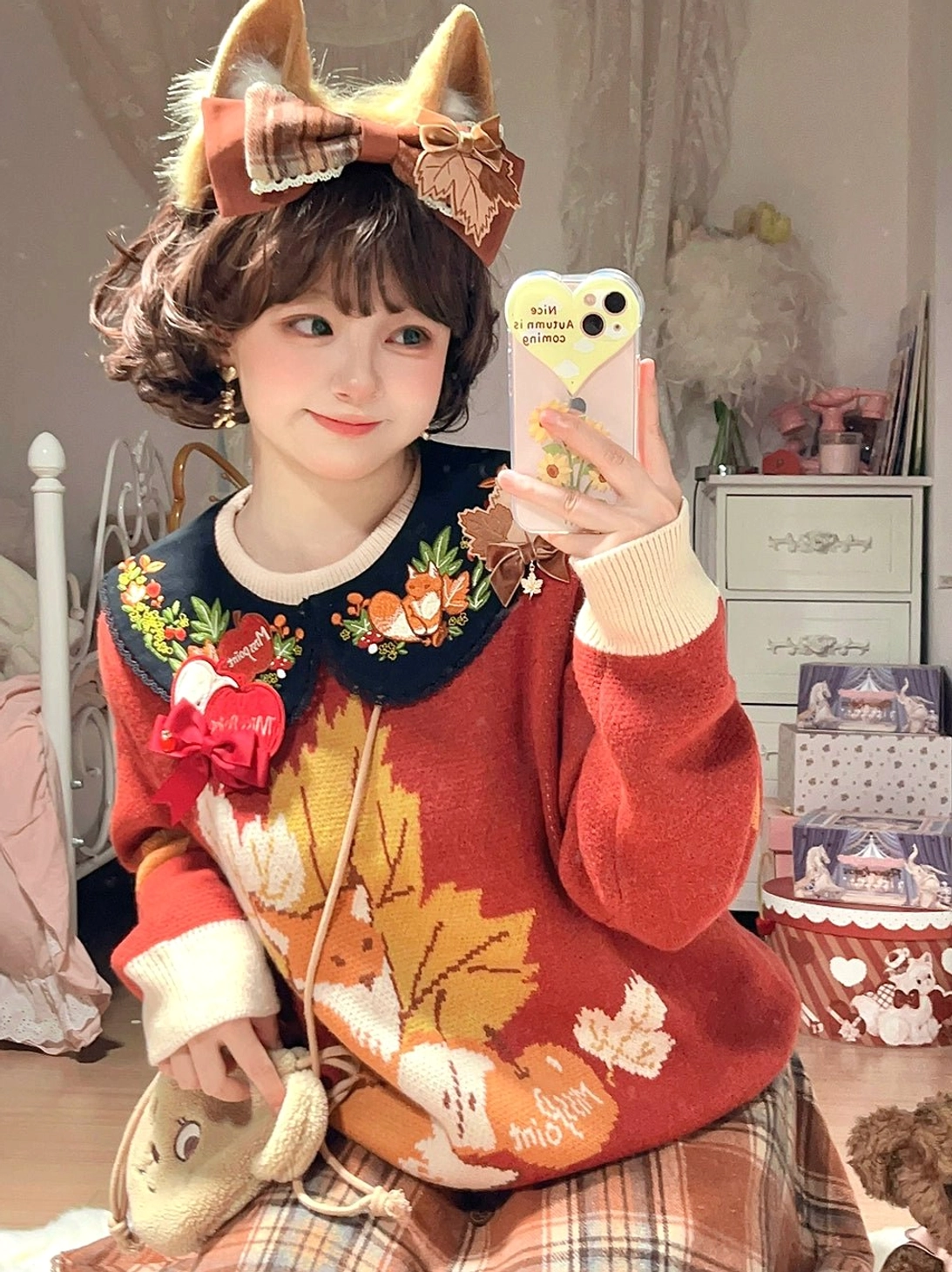 Half-body lolita selfie close-up model plaid fox ear hairband maple leaf print knit sweater pastel colored bedroom background casual styling