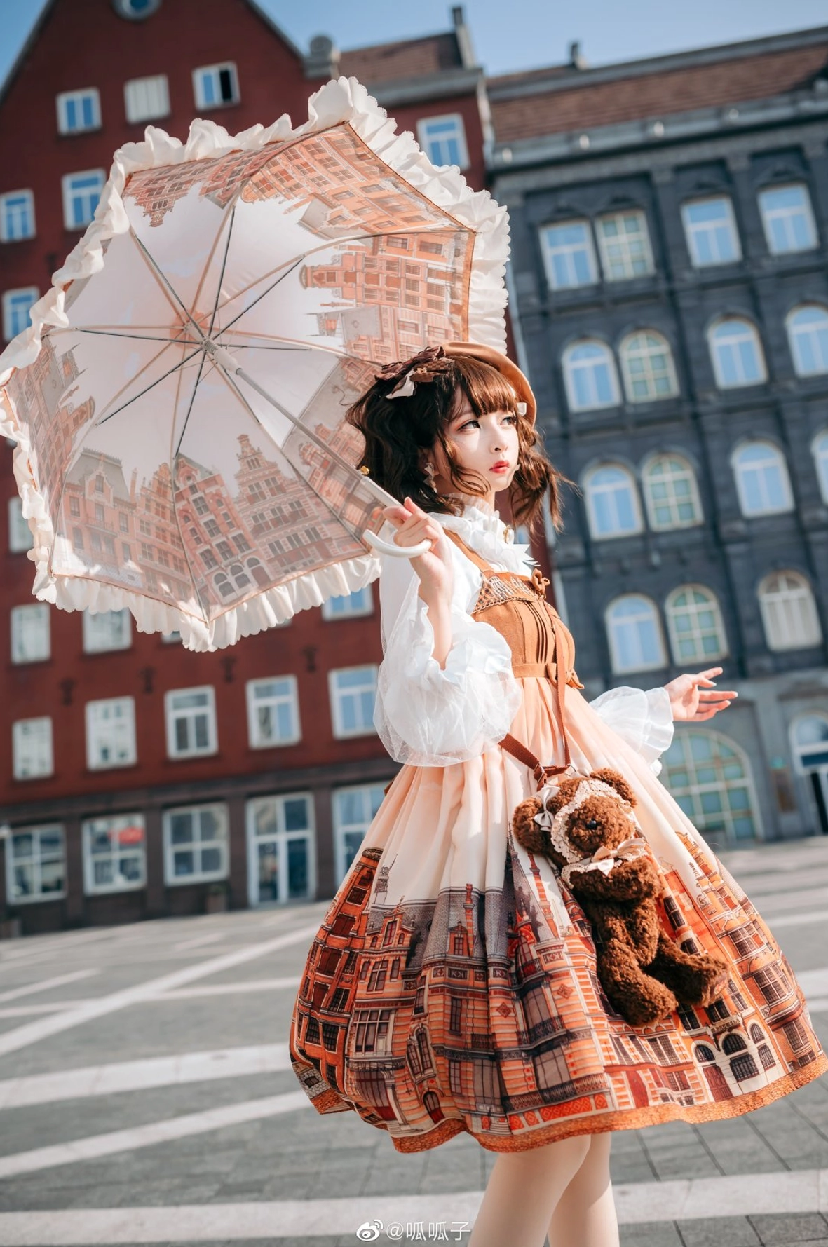 Lolita inner blouse with accessories demonstration headdress choker brooch wrist cuff traditional victorian jewelry styling