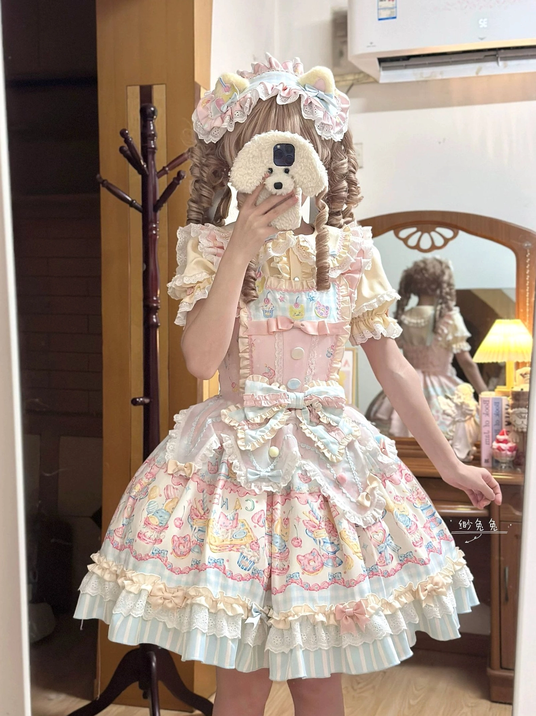 Lolita jsk dress full length silhouette petticoat volume structured shape pastel print