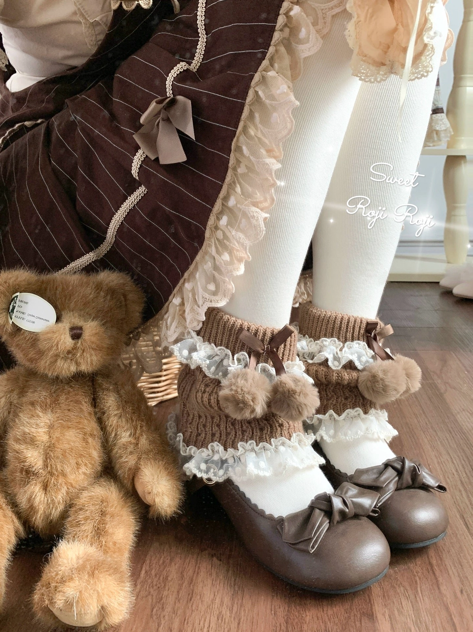 Lolita leg warmers styling guide showing color coordination with various lolita fashion substyles, accessories, and footwear pairings for sweet and classic aesthetics