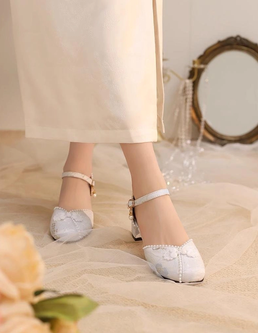 Lolita Mary Jane chunky heel shoes white front low-angle view feet vintage mirror ankle strap detail