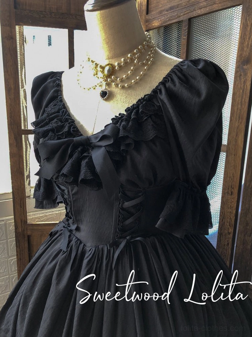 French Lolita one-piece dress showing how to coordinate with 45cm petticoat for short dress volume