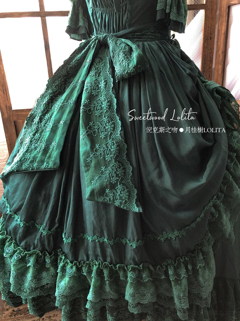 French Lolita one-piece dress lace-up waist design showing functional and aesthetic corset-inspired detail