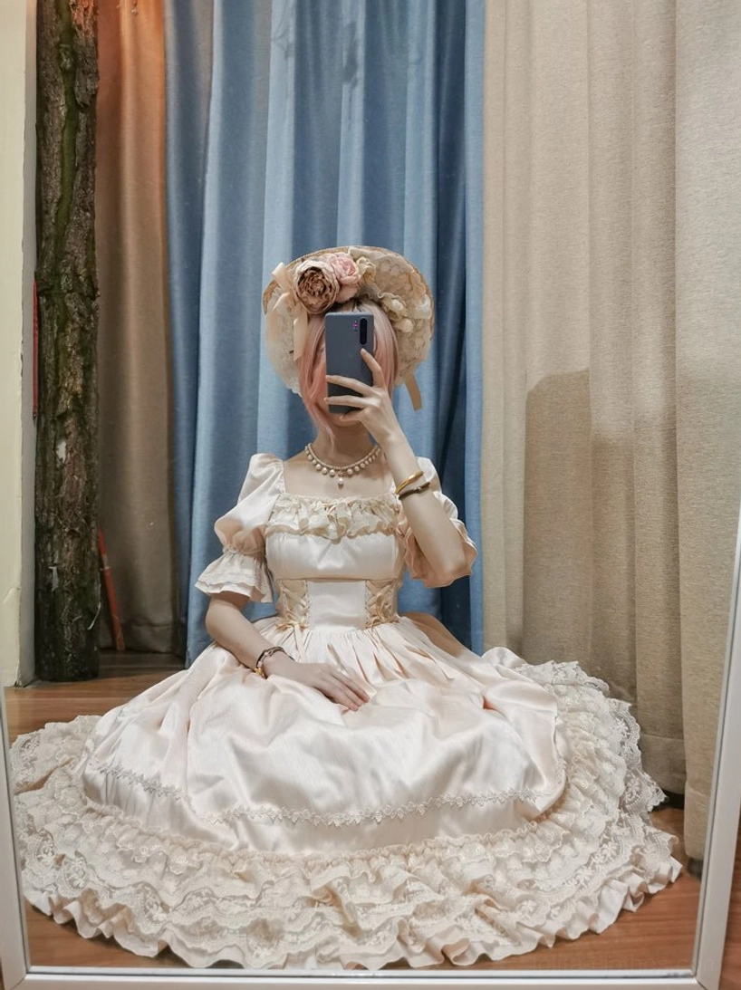 French Lolita one-piece dress pairing with Mary Jane shoes showing quintessential Lolita footwear