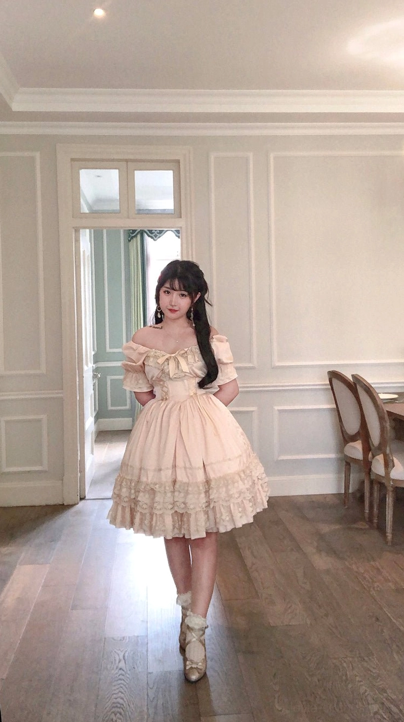 French Lolita one-piece dress showing processing information 7-10 business days shipping timeline