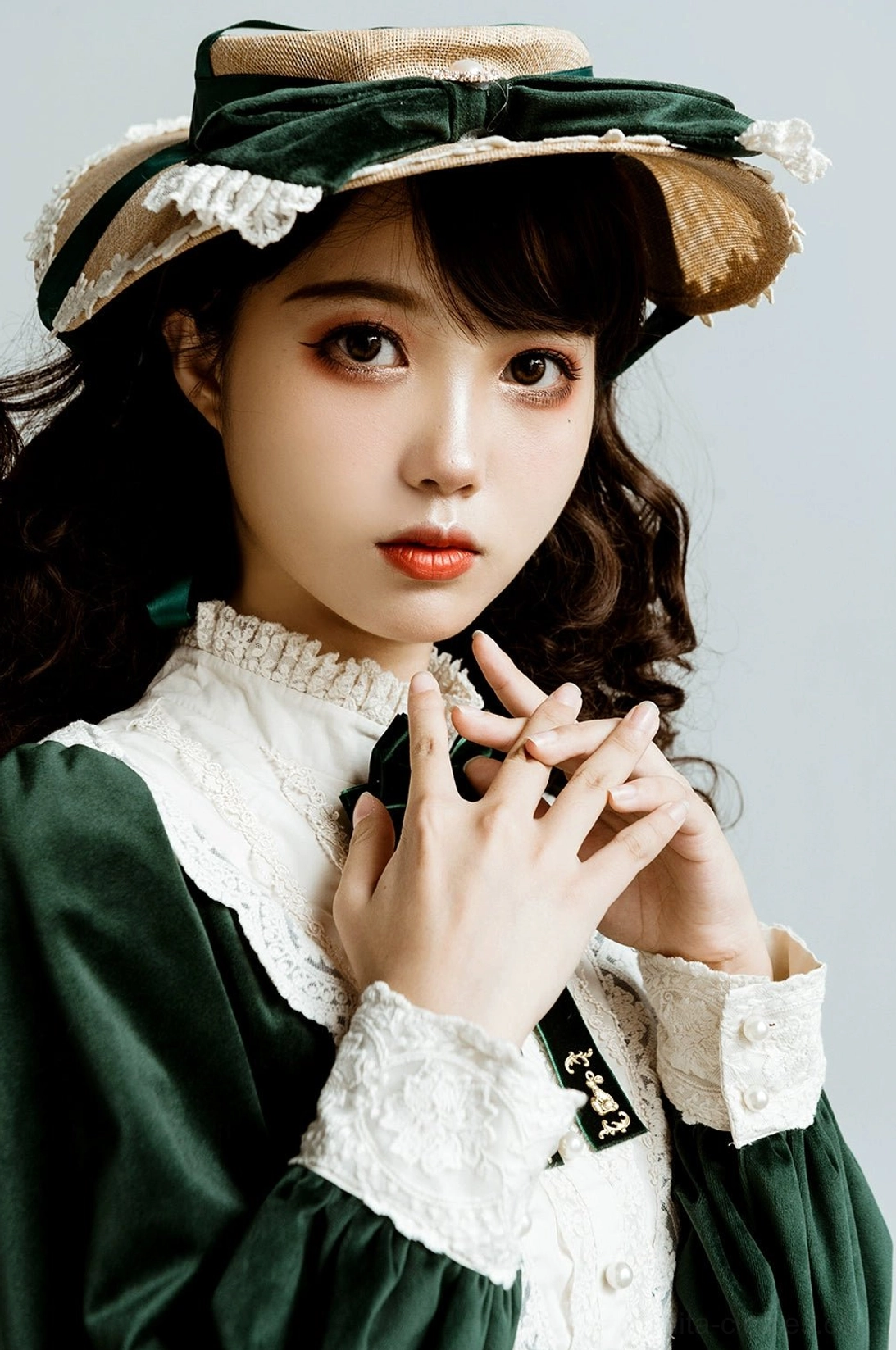 Vintage lolita op dress raven black color option full-body front shot standing model color swatch
