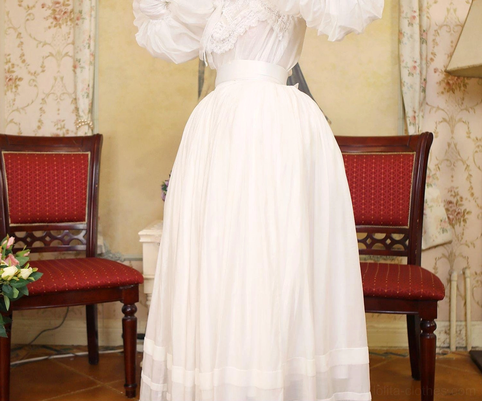 Lolita outfit complete styling view showing coordinated blouse and skirt proportions, sleeve length, clothing length measurements, and overall silhouette for sizing reference