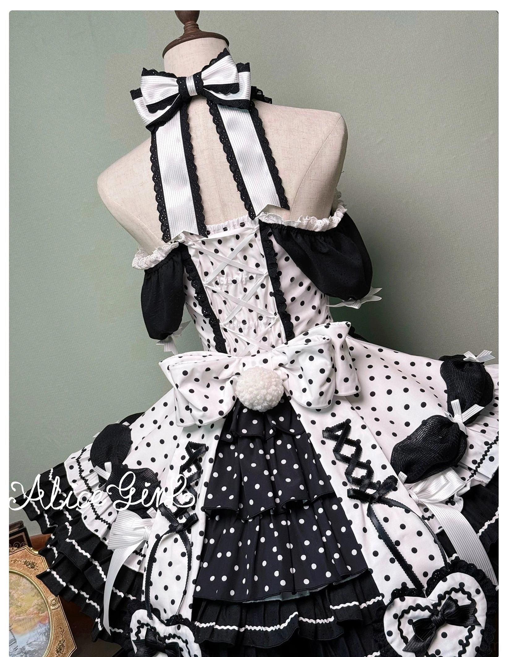 Old School Lolita polka dot dress storage showing travel bag storage method and garment care