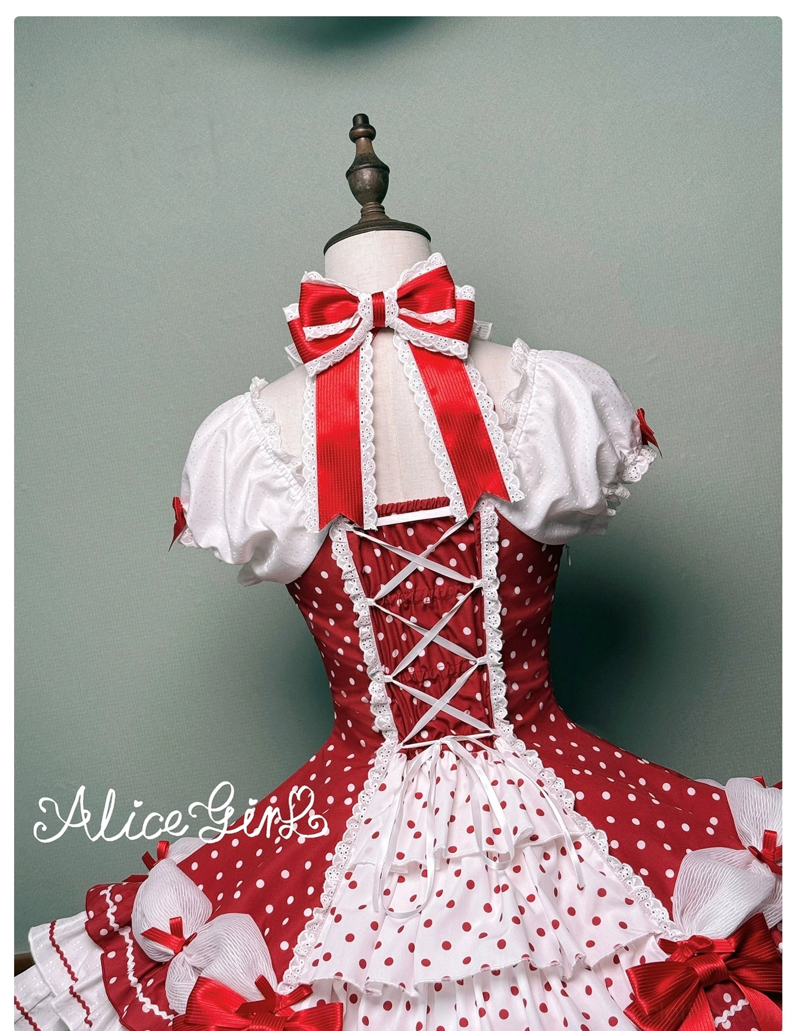 Old School Lolita polka dot dress styling without bows showing minimalist coordinate aesthetic option