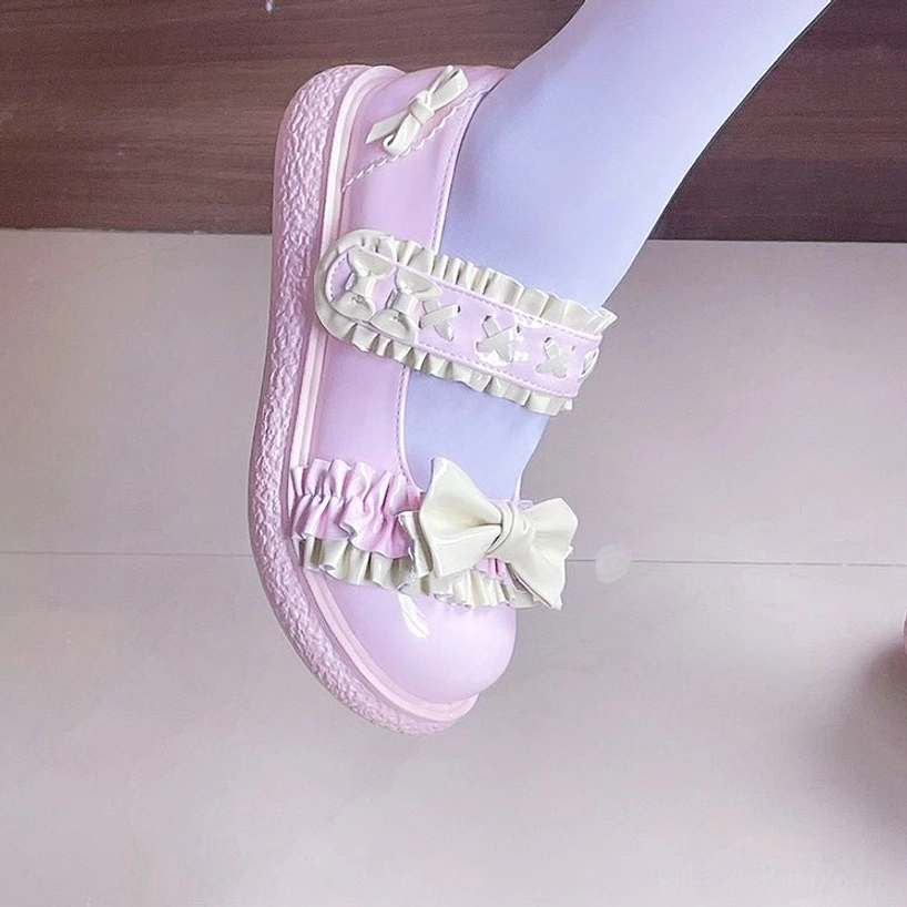 Lolita shoes paired with full coordinate photoshoot on convention floor featuring elaborate styling, props and immersive Lolita fashion subculture documentation
