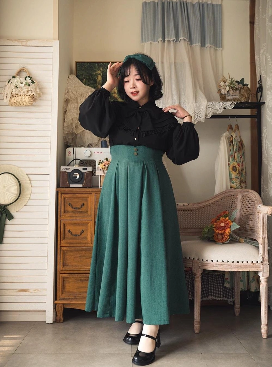Lolita skirt teal green pleated high-waist with vintage hair accessory elegant retro styling side view