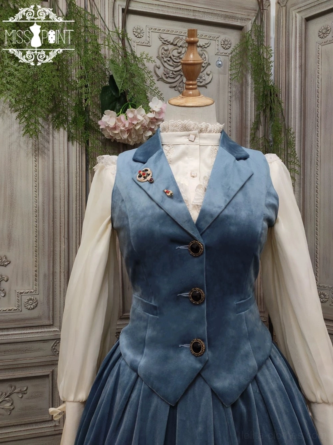 Lolita velvet waistcoat sizing between two sizes choose larger comfortable fit recommendation