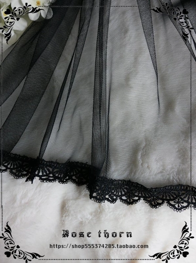 Built-in wire frame lolita witch hat demonstrating flexible shaping capability for customized fit and personal gothic lolita style