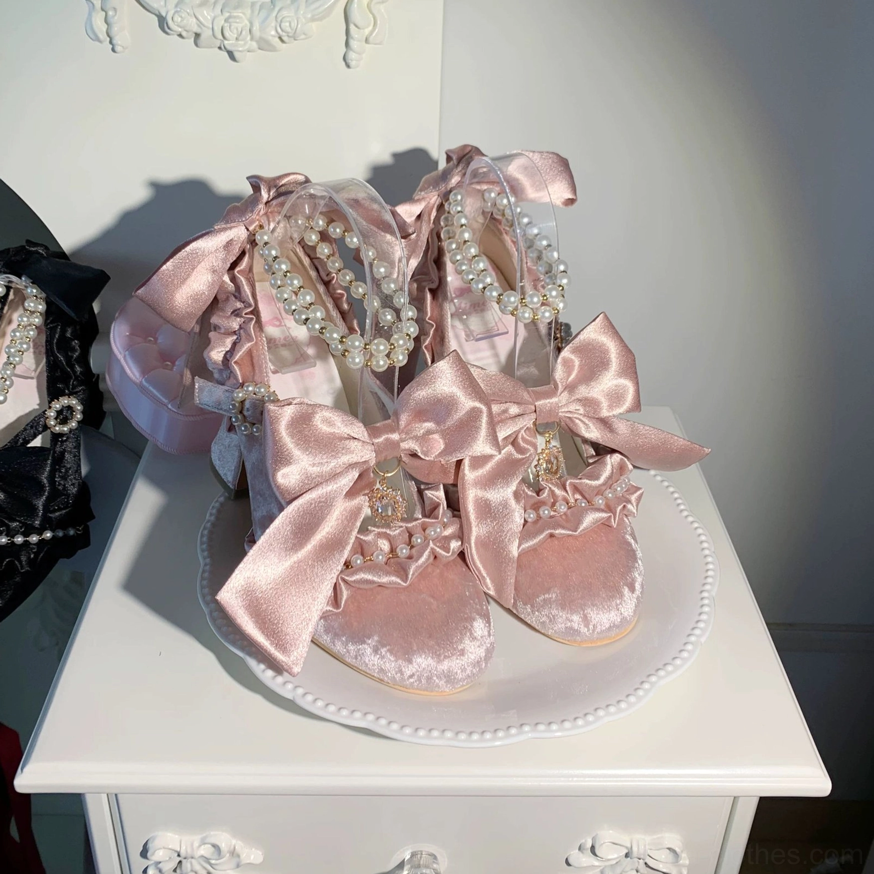 Mauve Classic Lolita block heel shoes with detachable faux pearl chains and satin ribbon embellishments for versatile mix-and-match styling across lolita substyles