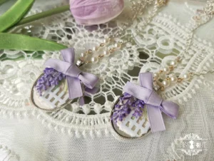 wisteria-lolita-necklace-pendant-purple-satin-bow-grid-metal-pearl-chain-details-flat-lay