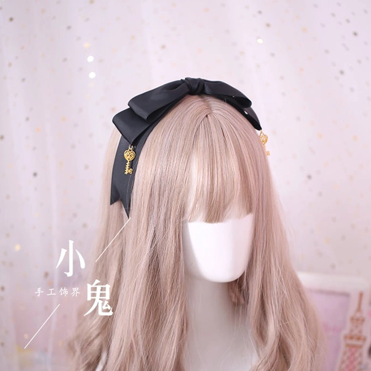 minimalist gothic lolita bow headband front view black satin golden key pendant side detail blonde wig