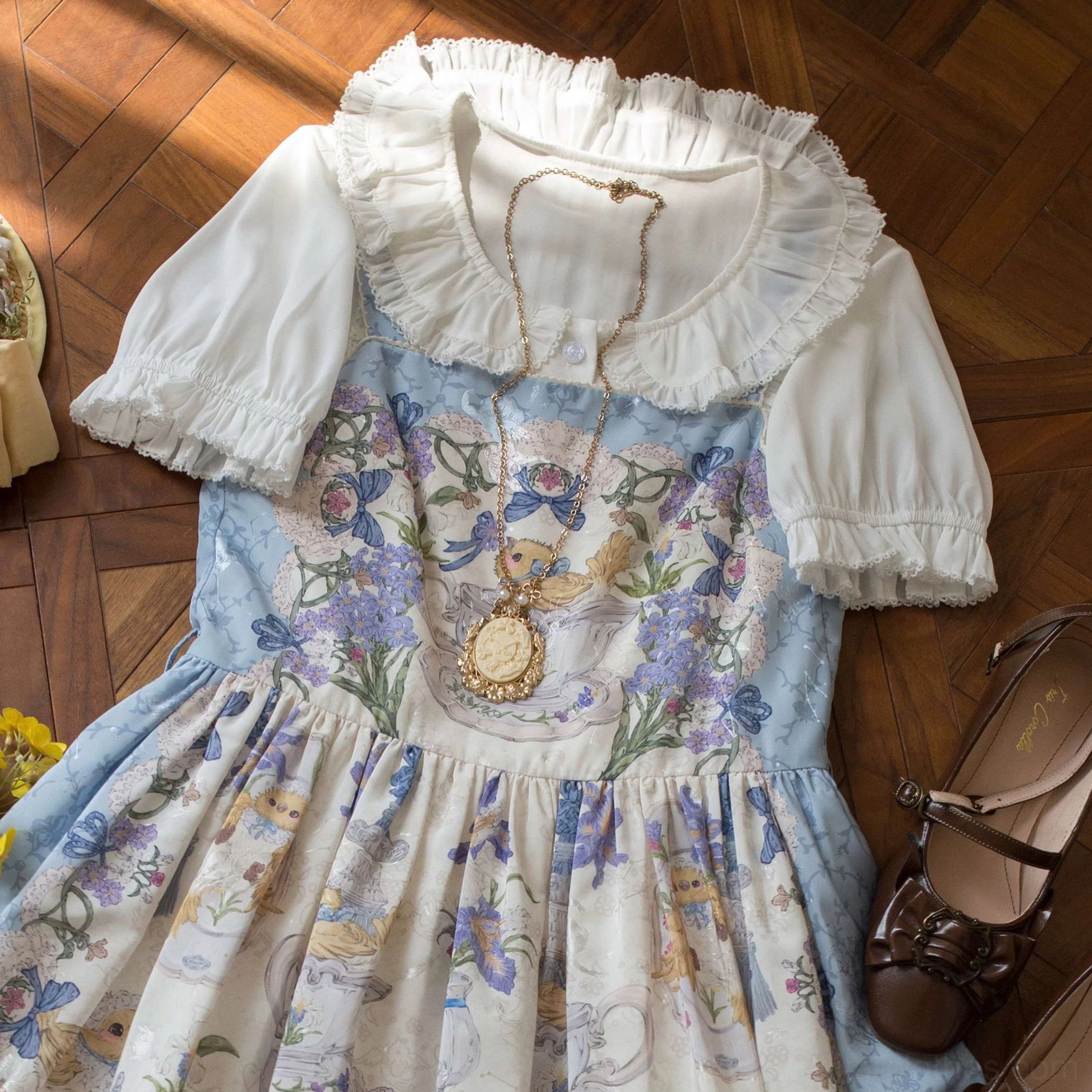 Mint green sweet Lolita short-sleeve blouse coordinate styling showing ruffled Peter Pan collar, front details, puff sleeves, and pairing with coordinating skirt