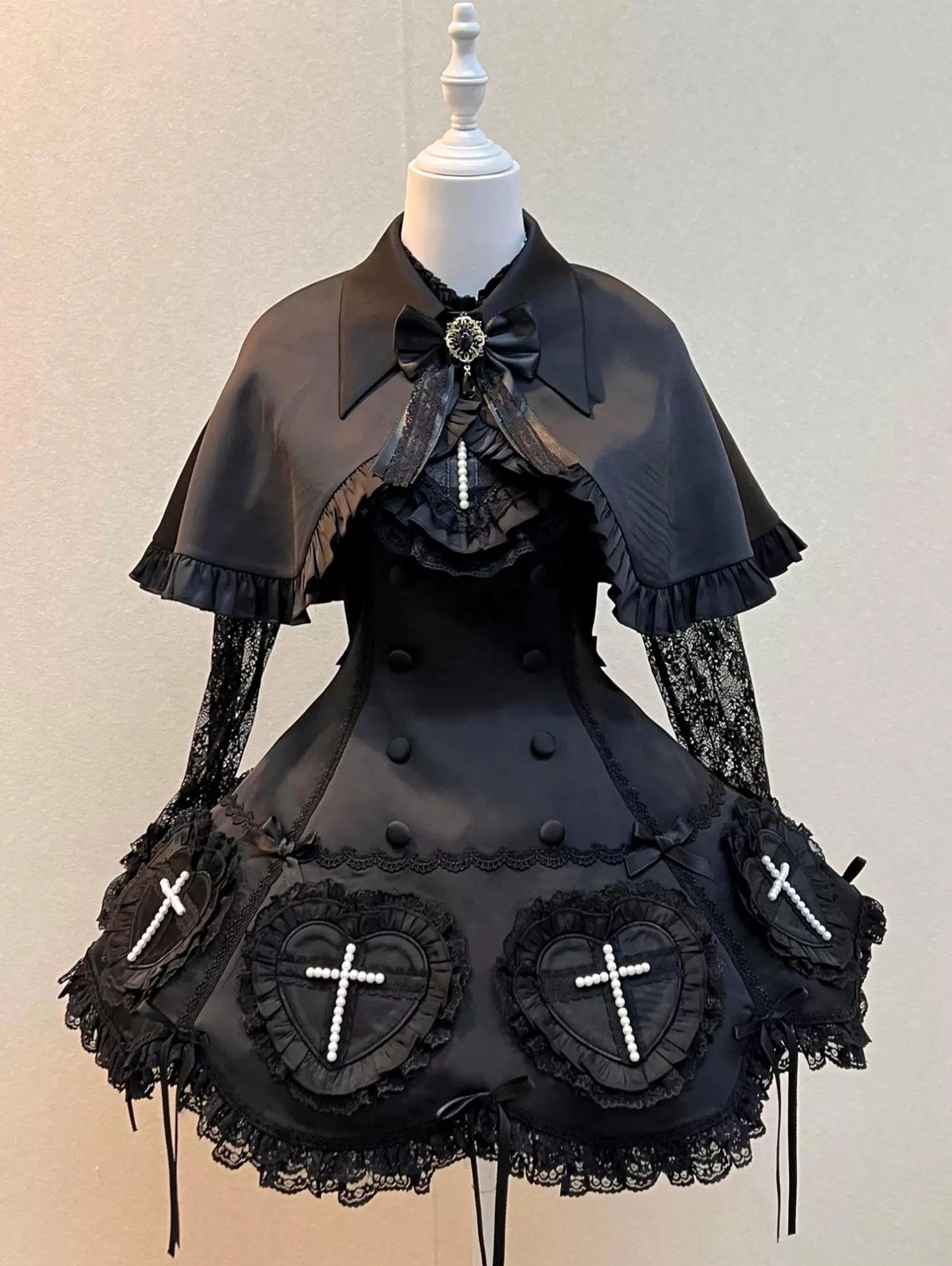 Nocthymn Cross Gothic Lolita dress back zipper closure and detachable waist tie shaping feature construction detail