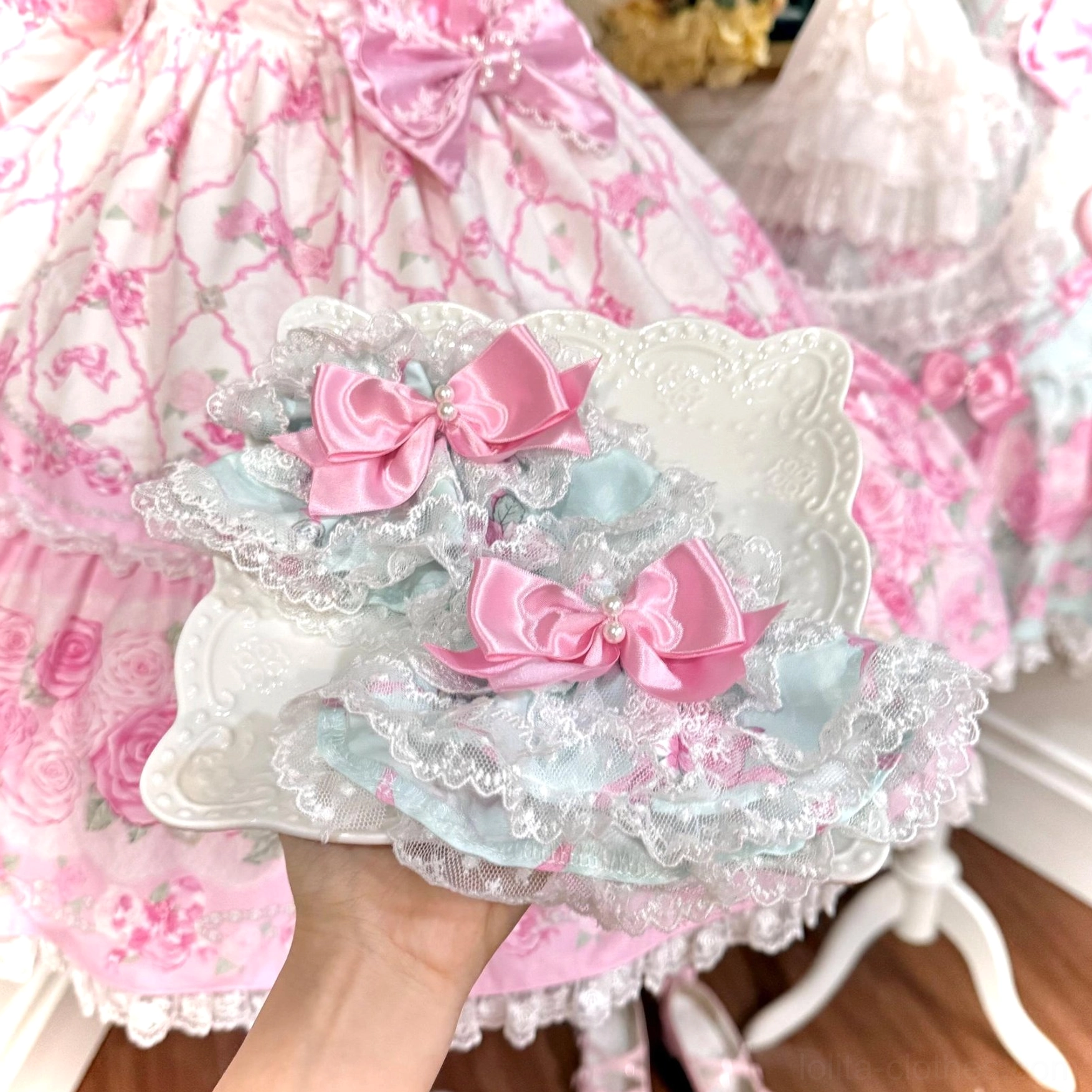 Lining interior detail of vintage old school lolita jsk dress showing pure cotton lining construction, soft hand-feel, and quality craftsmanship for comfortable skin contact and durability