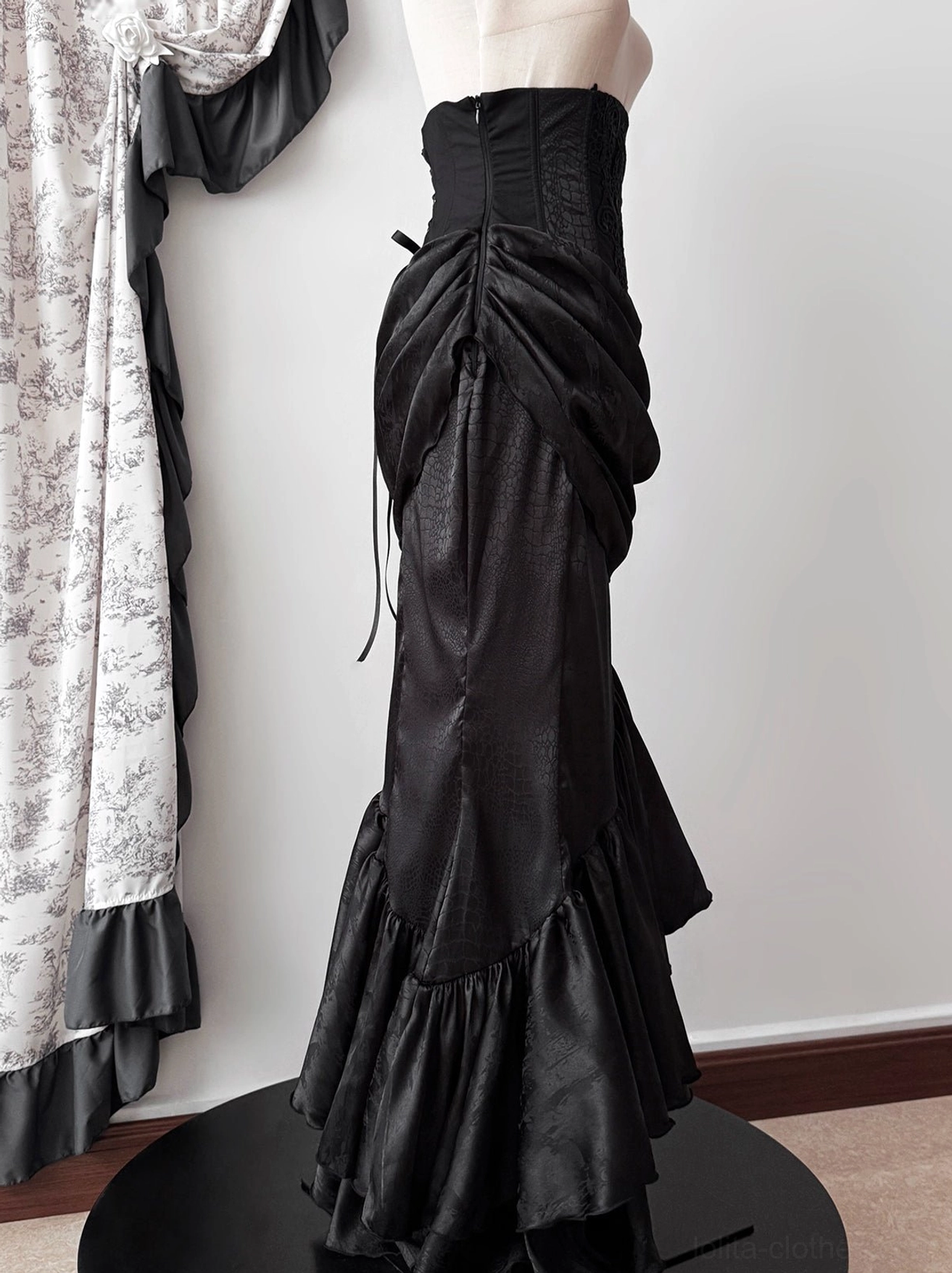 Oracle black mermaid gothic lolita skirt full outfit styling with accessories choker and gothic jewelry coordination