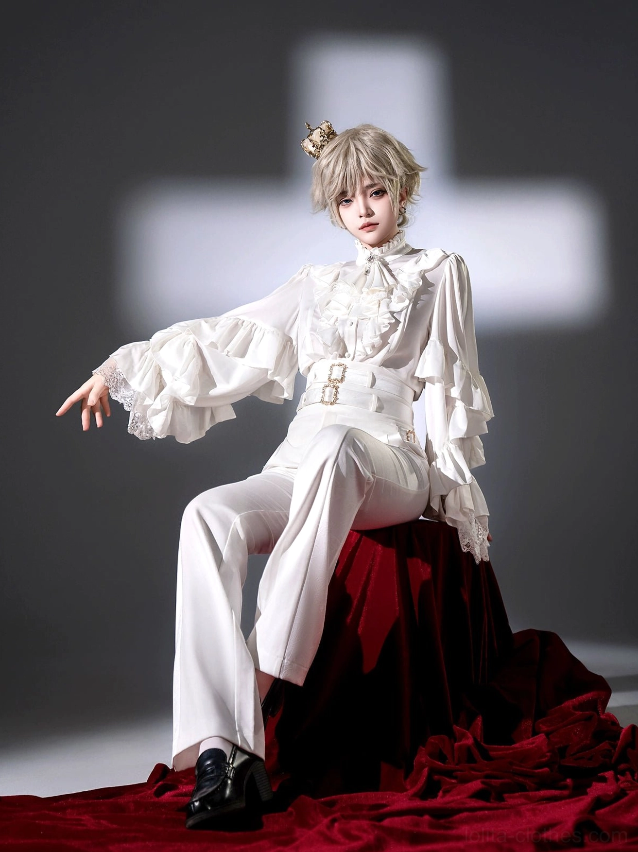 Ouji Lolita cape lining interior construction faux fur trim edge detail