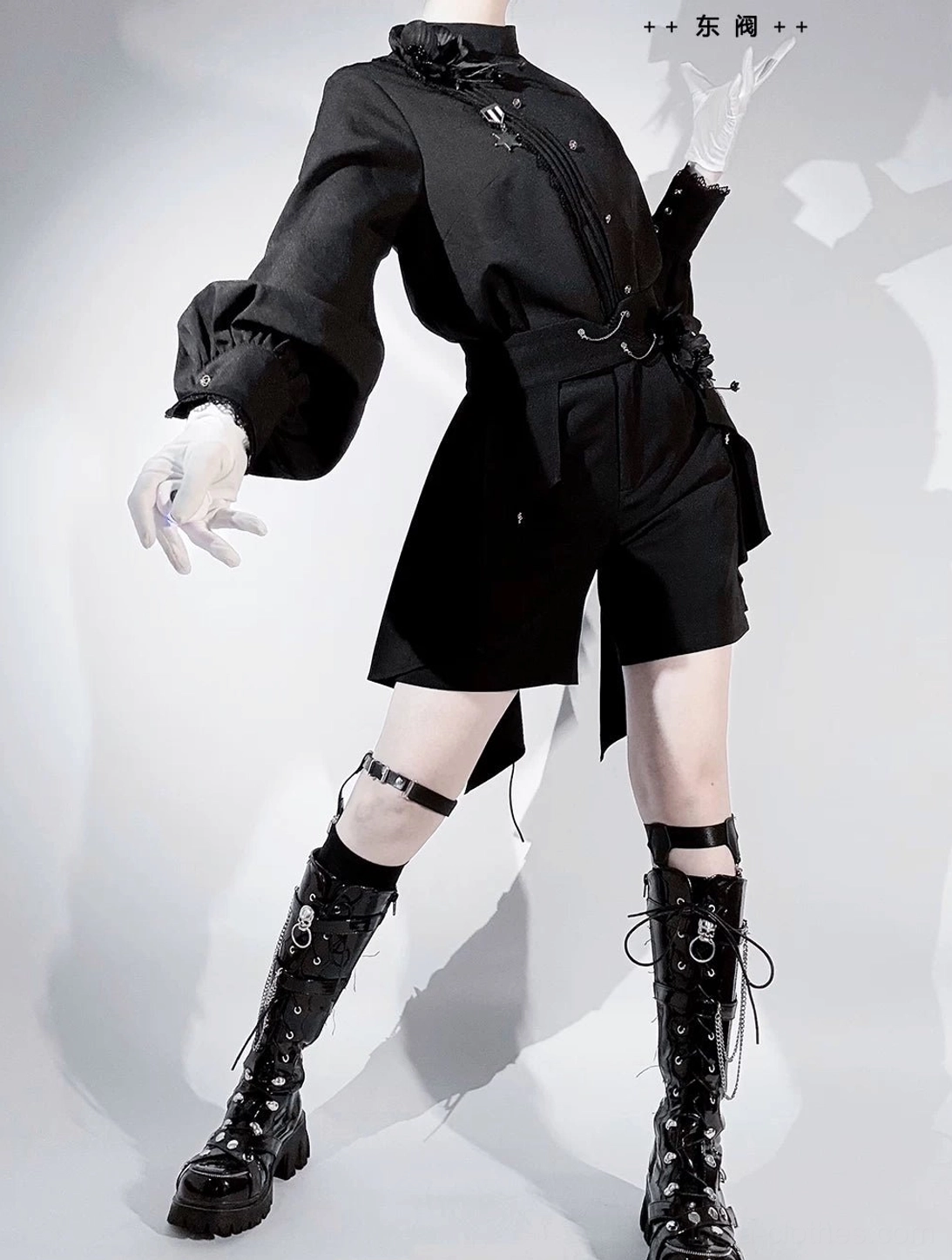 Ouji Lolita military set shirt back zipper shorts front zipper closure system easy wear functional detail close-up view