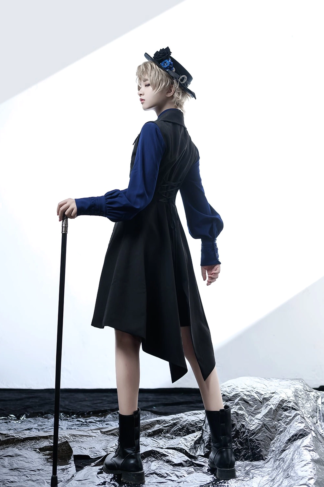 side back view model wearing black and blue gothic Ouji lolita coordinate asymmetrical tail vest back design top hat positioning