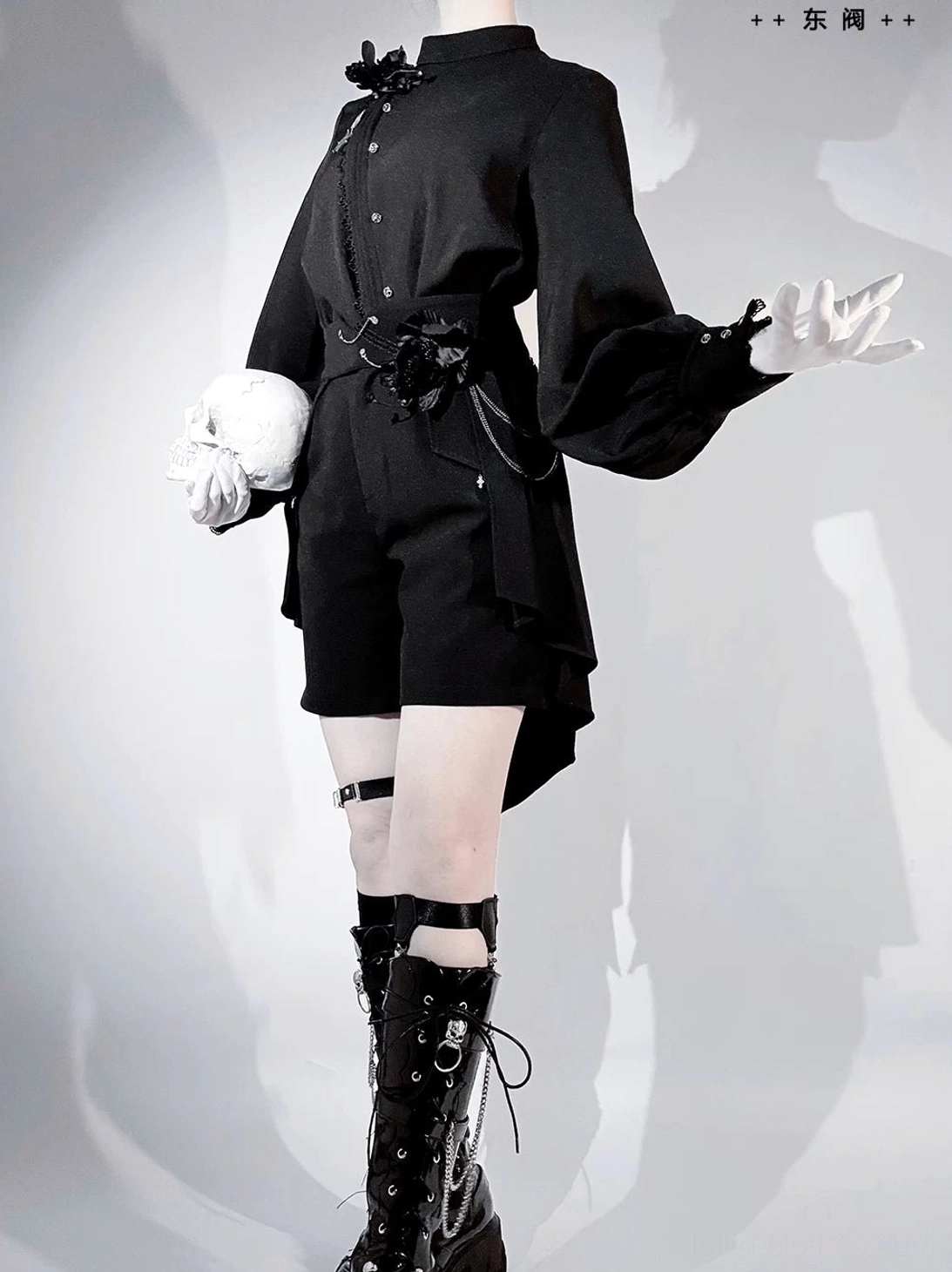 Ouji Lolita black shorts with detachable high-low hem corset waistband back lace-up adjustment chains decorative accessories detail view