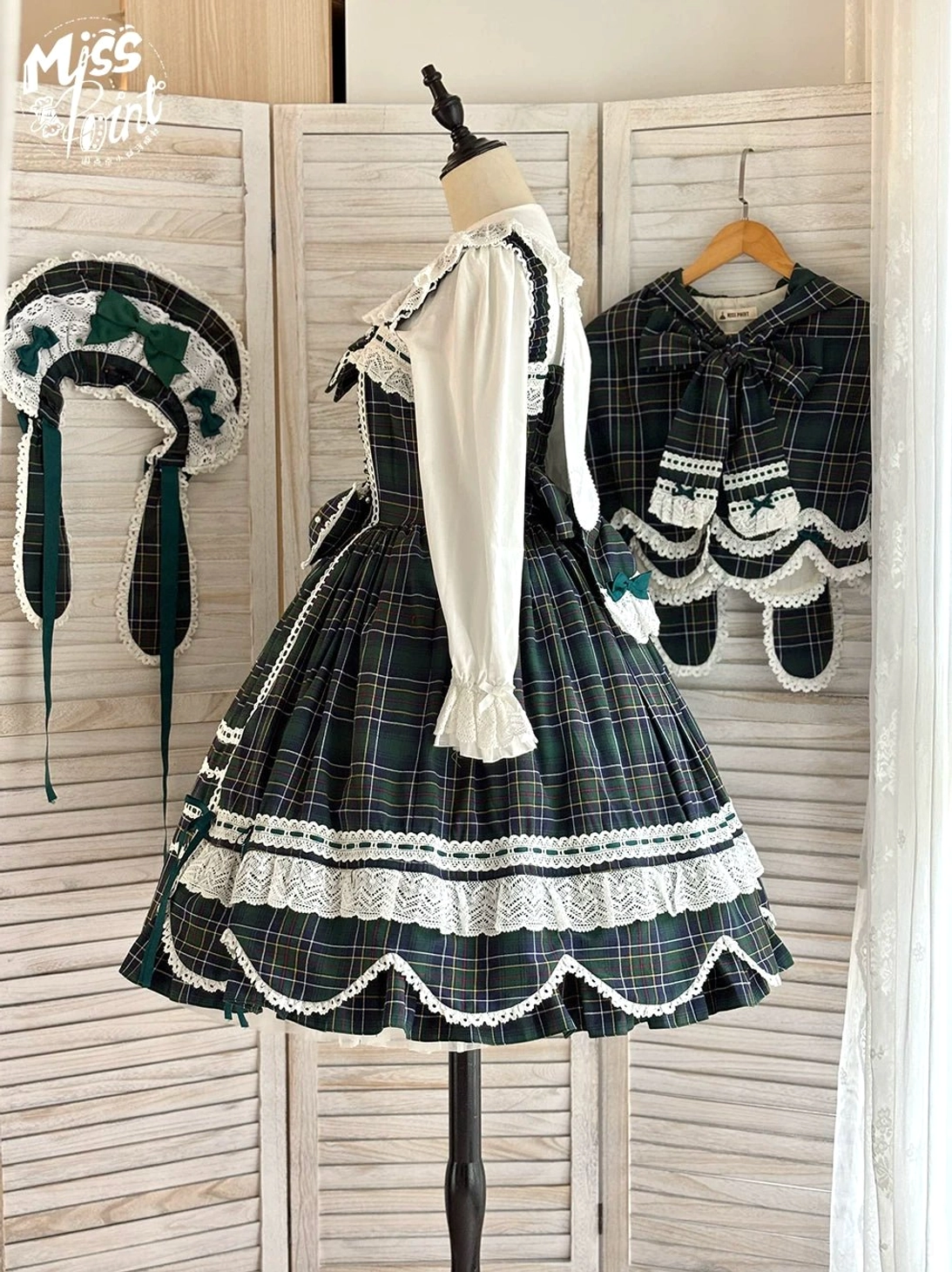 Old school lolita JSK dress side zipper closure practical construction feature easy dressing mechanism structural design detail photograph