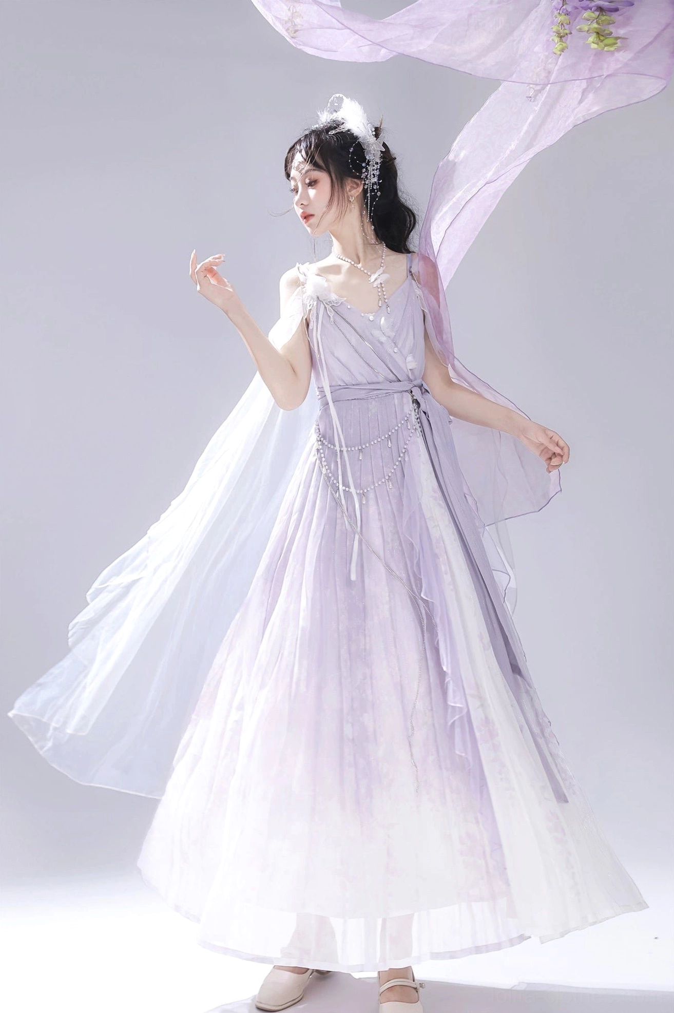 Side dynamic movement shot of purple-white gradient Han Lolita dress with flowing floor-length train