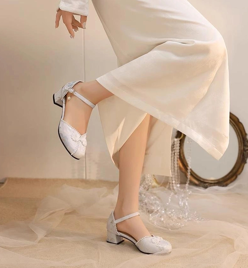 Pure white Qi Lolita Mary Jane chunky heel pumps three-quarter view model legs vintage mirror decor