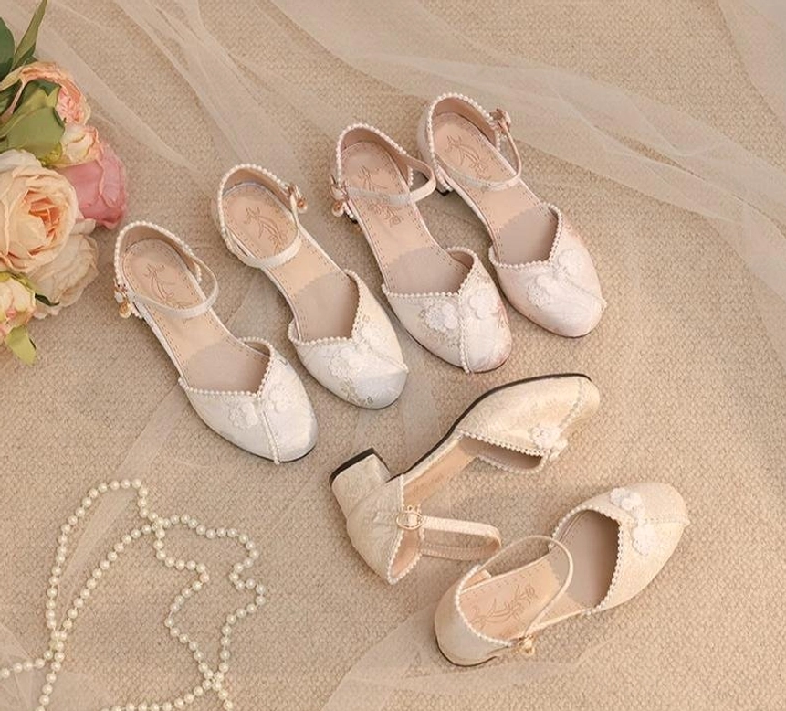 Qi Lolita Mary Jane two-tone chunky heel shoes flat lay view cream and white color options buckle strap