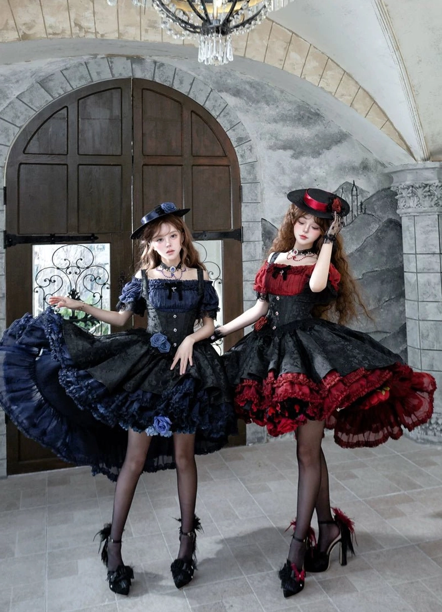 Gothic Lolita boned JSK dress back shirring and lace-up system showing adjustable fit features and waist contouring engineering