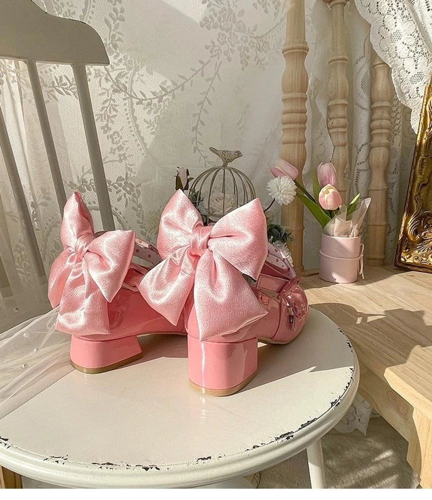 Round toe lolita heel shoes sole and heel profile view block heel construction detail