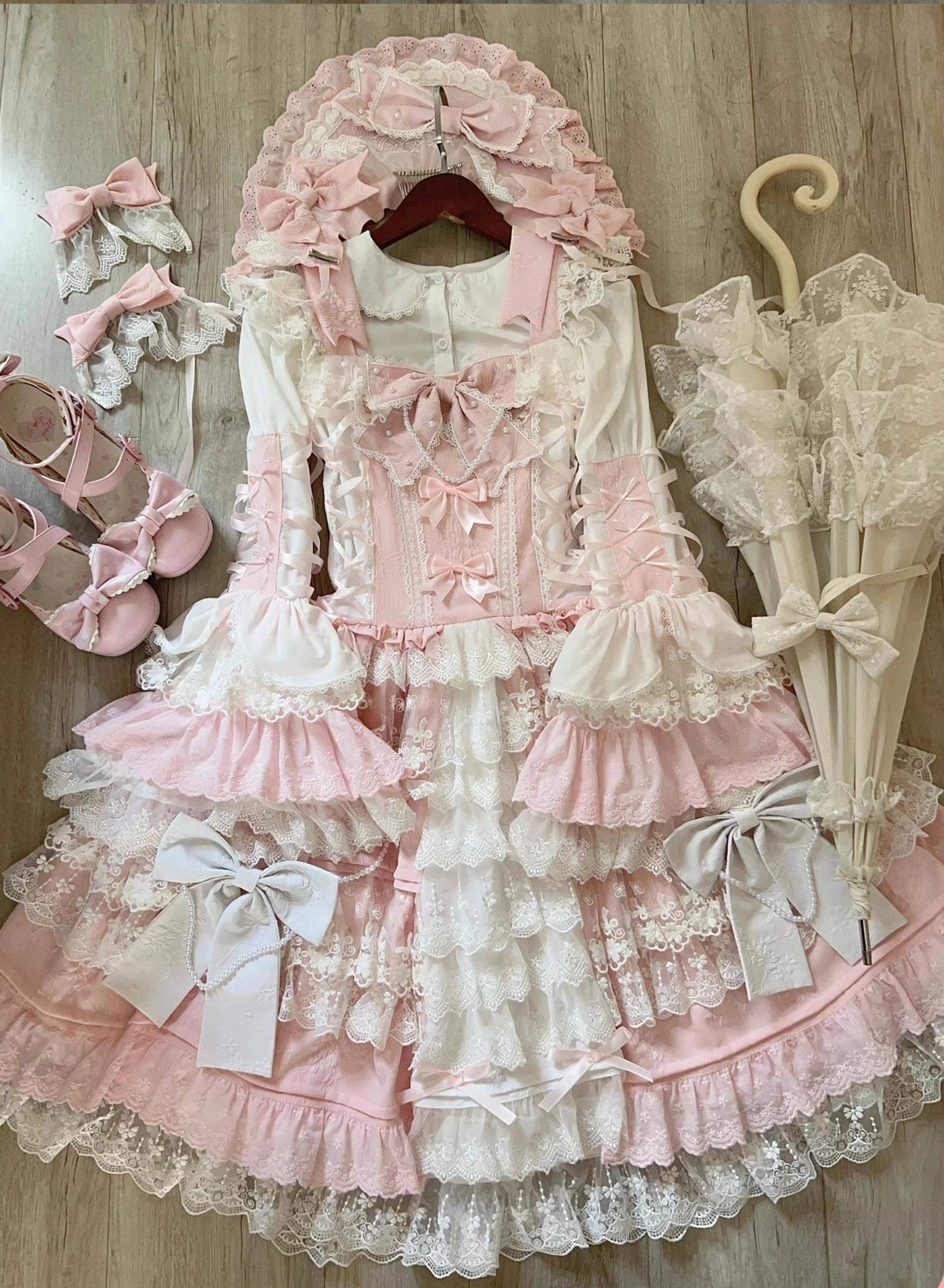 Sakura Love Sweet Lolita dress suit product feature comparison chart showing different configuration options including JSK only, JSK with blouse, and complete set with all accessories