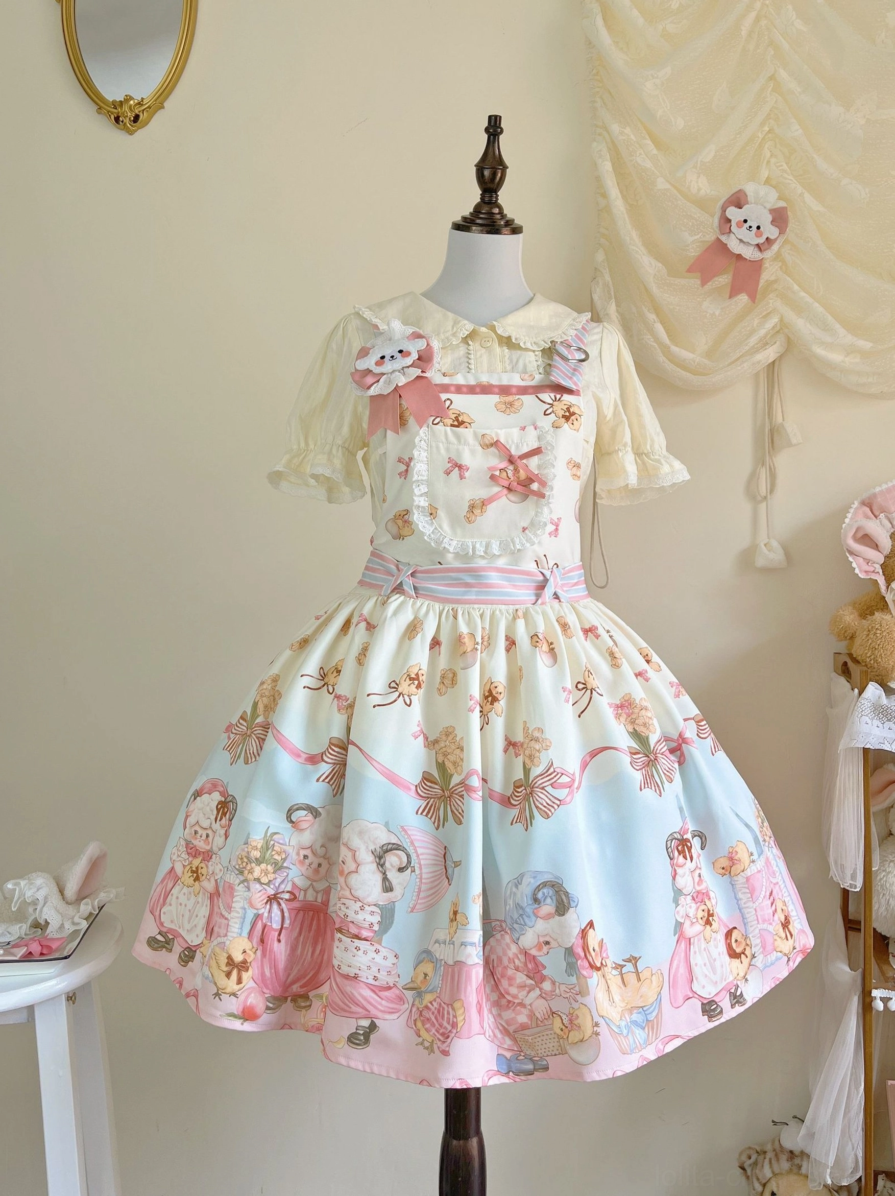 Cartoon print Lolita JSK short-sleeve inner shirt front full-body mannequin cream yellow base pink-blue cartoon print pink waist belt cat brooch decoration