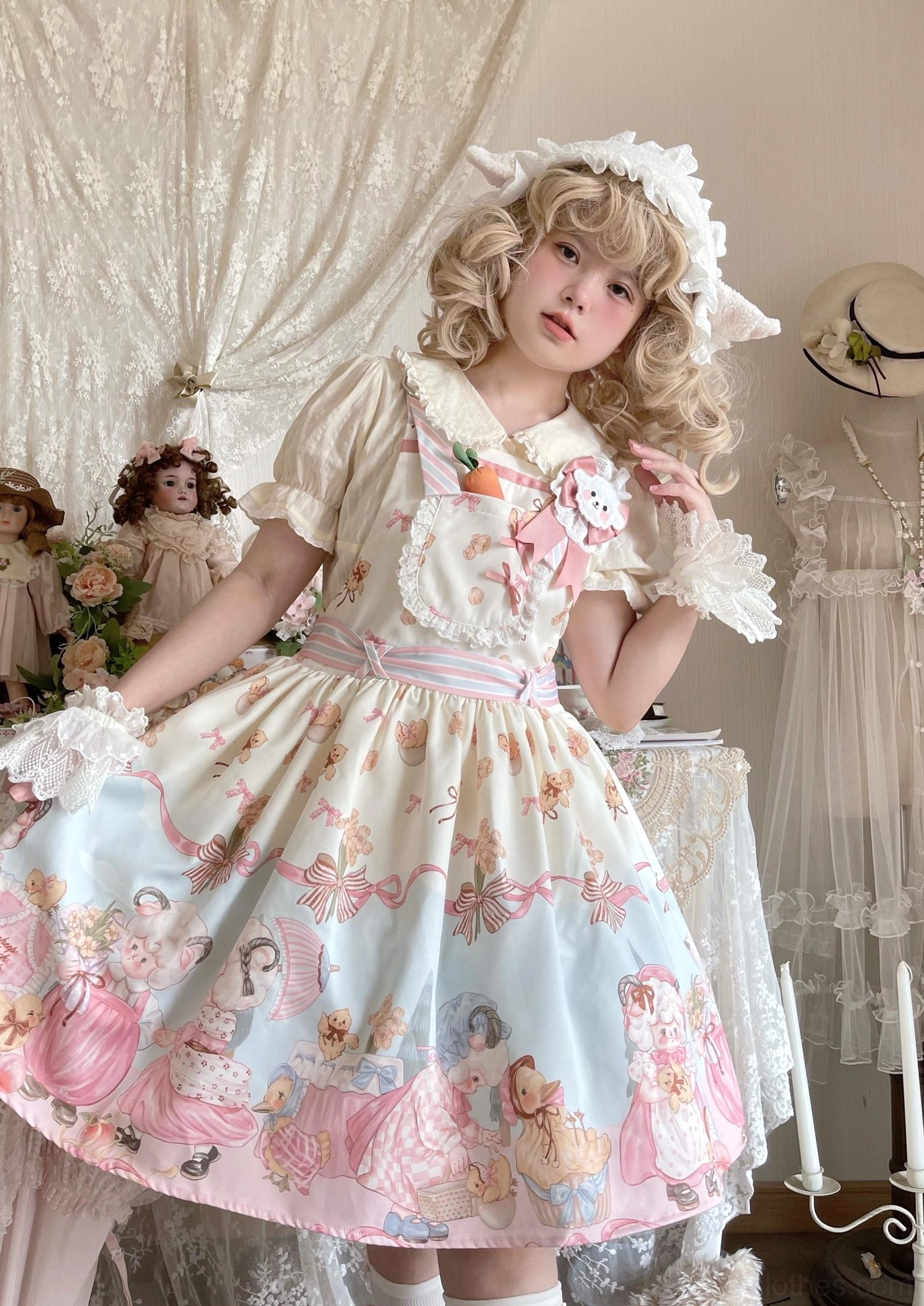 Cream yellow Lolita JSK Salopette low front three-quarter shot curly blonde model lace bonnet gloves vintage bedroom lace drapes collectible dolls full cartoon print pink waist sash