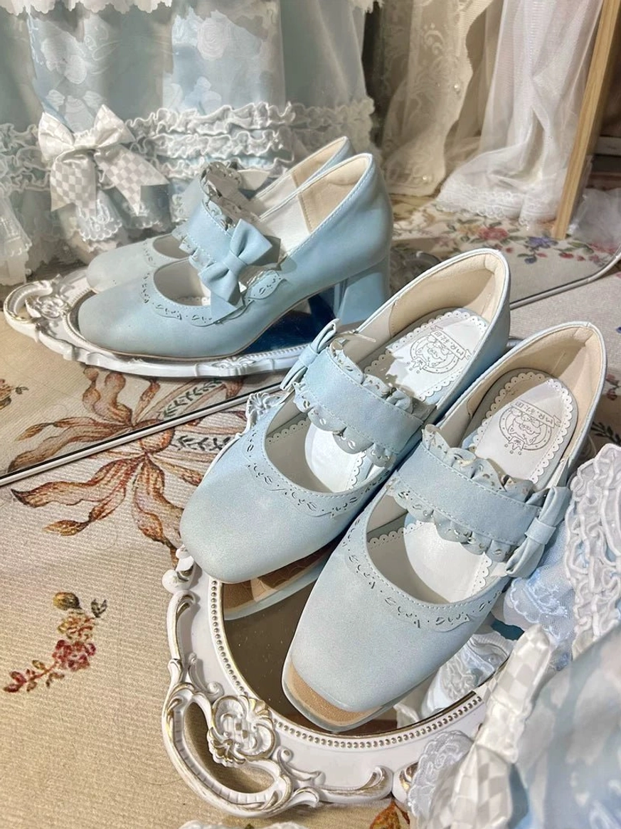Classic lolita chunky heel mary jane shoes with square-oval toe shape and decorative cutout trims, detail photography highlighting the refined silhouette and elegant design elements