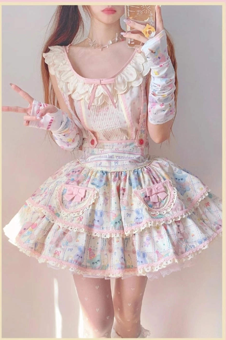 Model styled in starry pudding bear sweet lolita waist apron with ruffled neckline and printed lace gloves