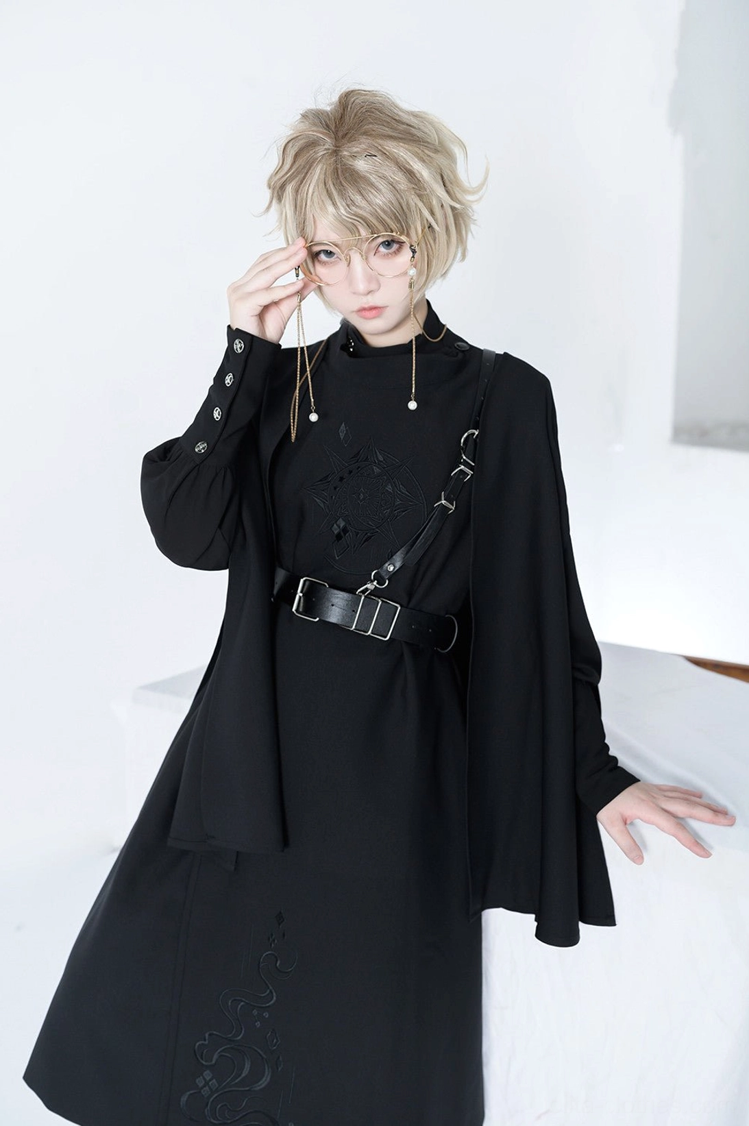 Stars Change Ouji black cape lolita layering demonstration over fitted tunic top showing open-front design versatile styling options