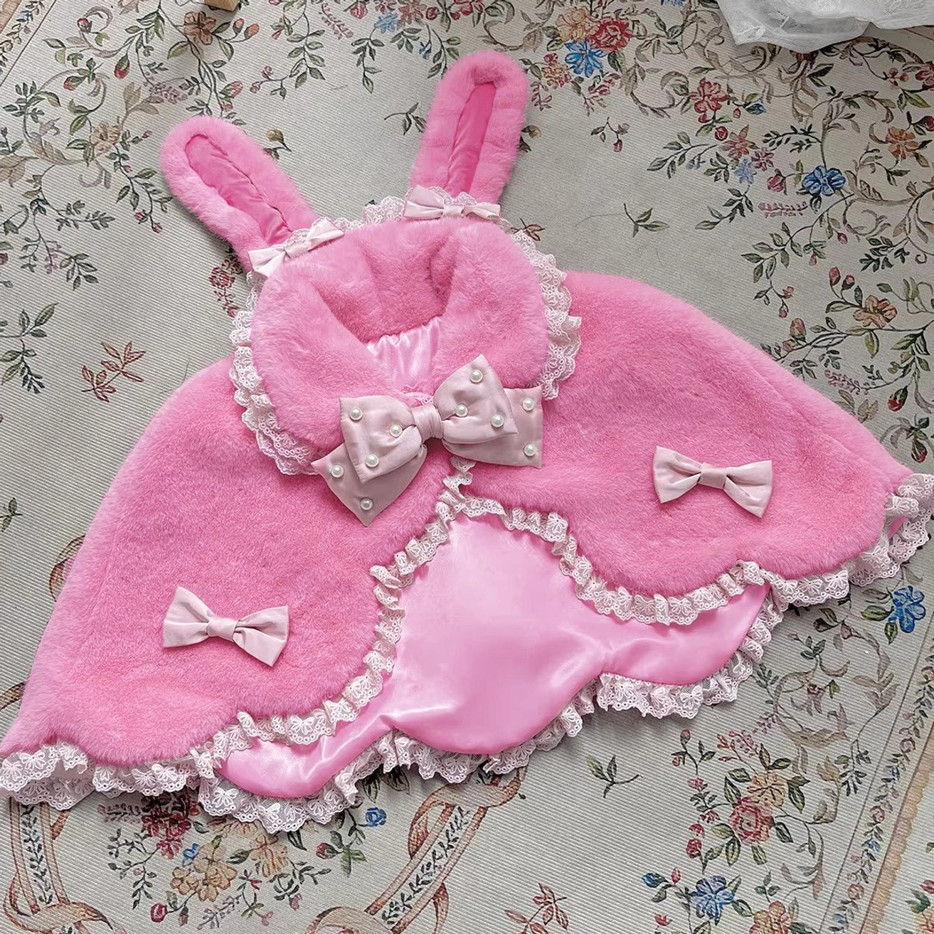 Strong pink Lolita cape with light pink pearl bow sweet Lolita coordinate winter fashion