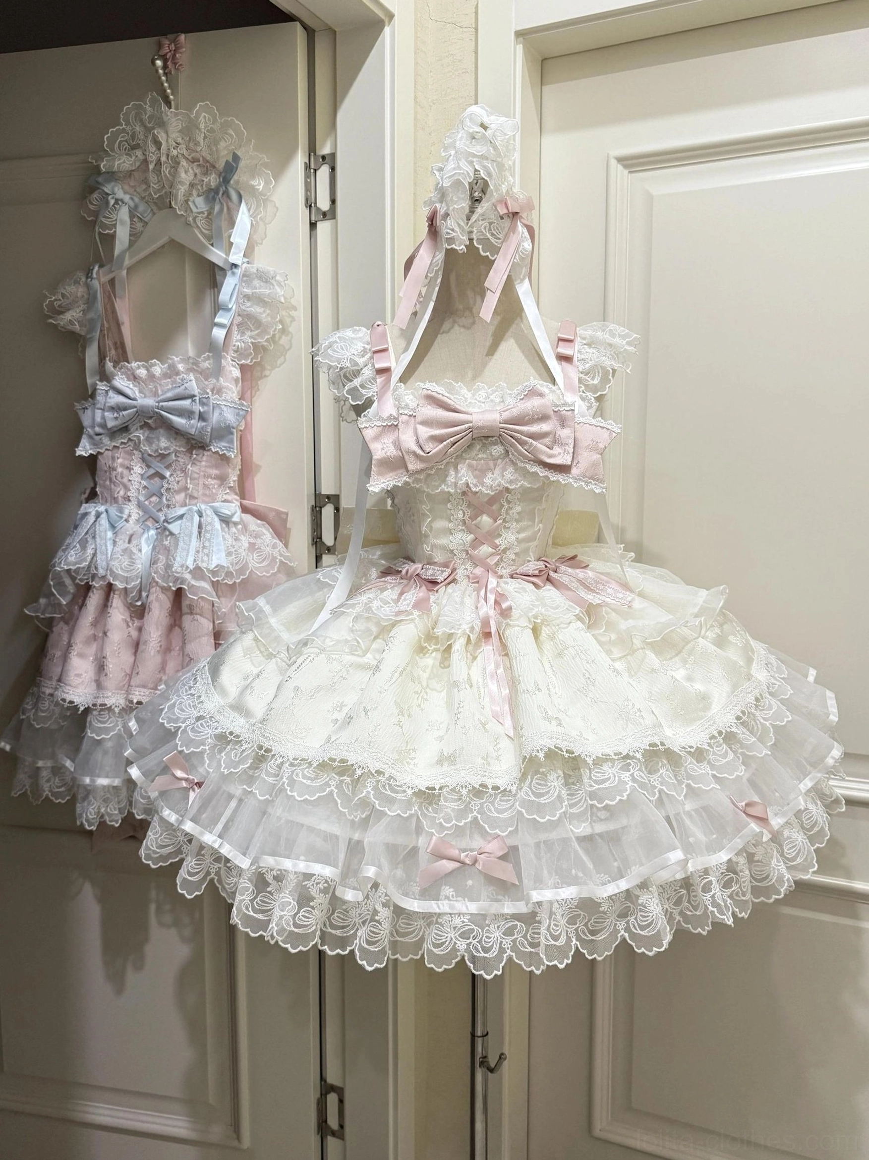 Sweet lolita ballet-style jumper dress pair pink ivory gradient lace ruffled skirt front bow closet door