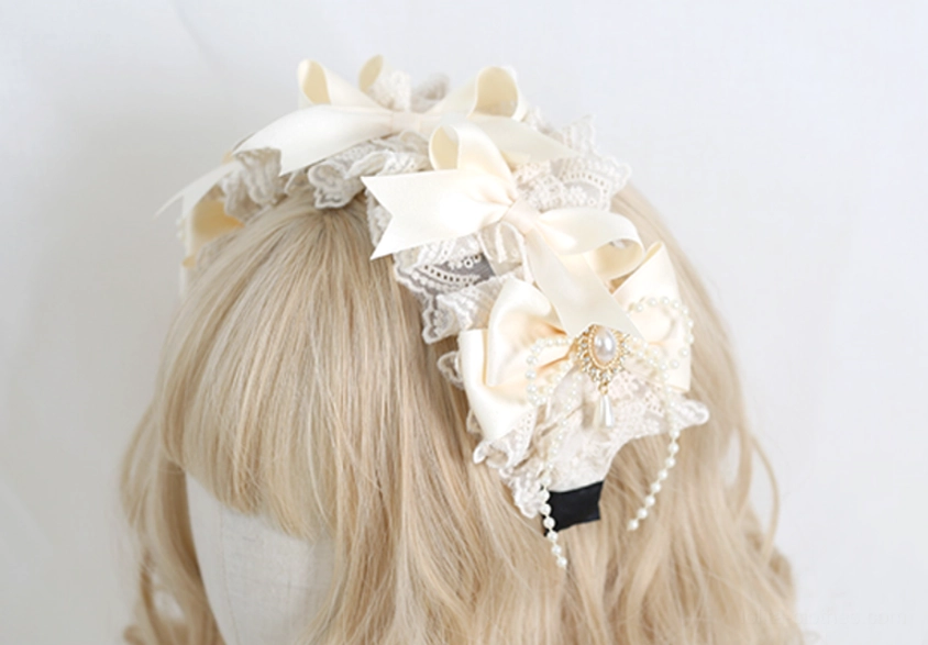 Sweet lolita daisy small top hat miniature fascinator styling on half-up hairstyle demonstration